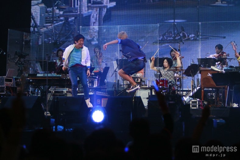 ライブパフォーマンスをしたウカスカジー