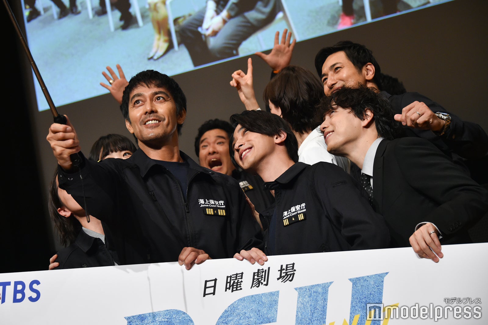 阿部寛が持って自撮りをするキャスト陣 （C）モデルプレス
