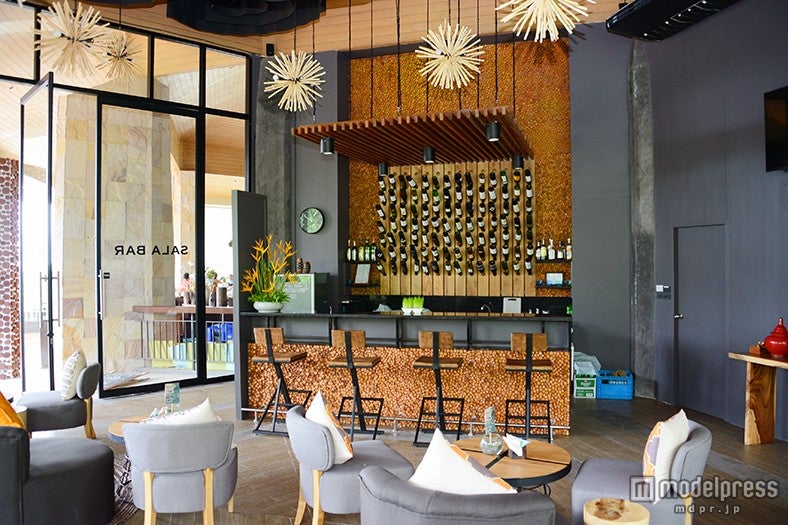 15時～24時までワイン、カクテル、ウィスキーを飲みながらくつろげる 「SALA BAR」