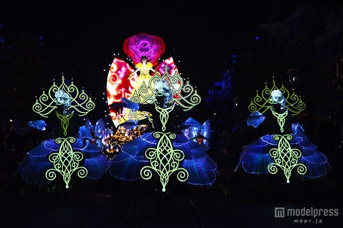 LEDライトを使用した光り輝くパレード「ペイント・ザ・ナイト・パレード」