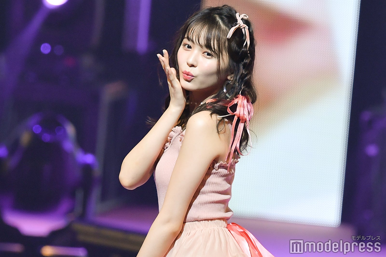 久間田琳加、超ミニ丈でスラリ色白美脚披露＜Seventeen 夏の学園祭2019