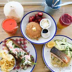 パンケーキやココナッツの実を丸ごと使ったジュースはインスタジェニック!(C)モデルプレス