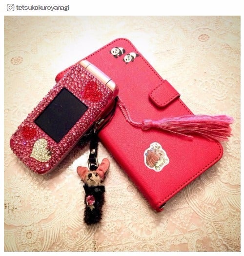 キラキラのデコケータイ／黒柳徹子Instagramより