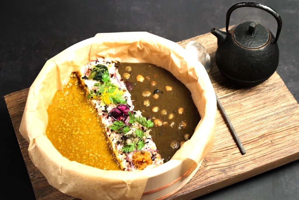 【大阪・中崎町】寿司桶＆京風だしで楽しむ！ ビーガンスパイスカレー＆天ぷらの店「Koisus」がオープン