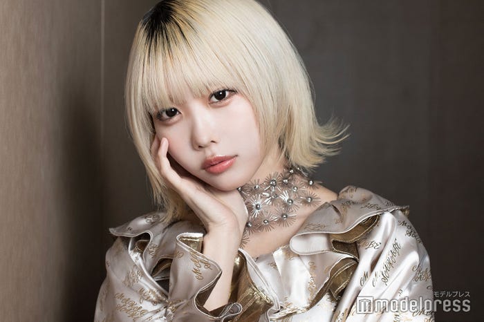 あの/スタイリスト:MOMOMI KANDA、ヘアメイク:URI、ドレス¥198,000 MIKIOSAKABE(ミキオサカベ)、チョーカー¥275,000 flake(フレーク)(C)モデルプレス