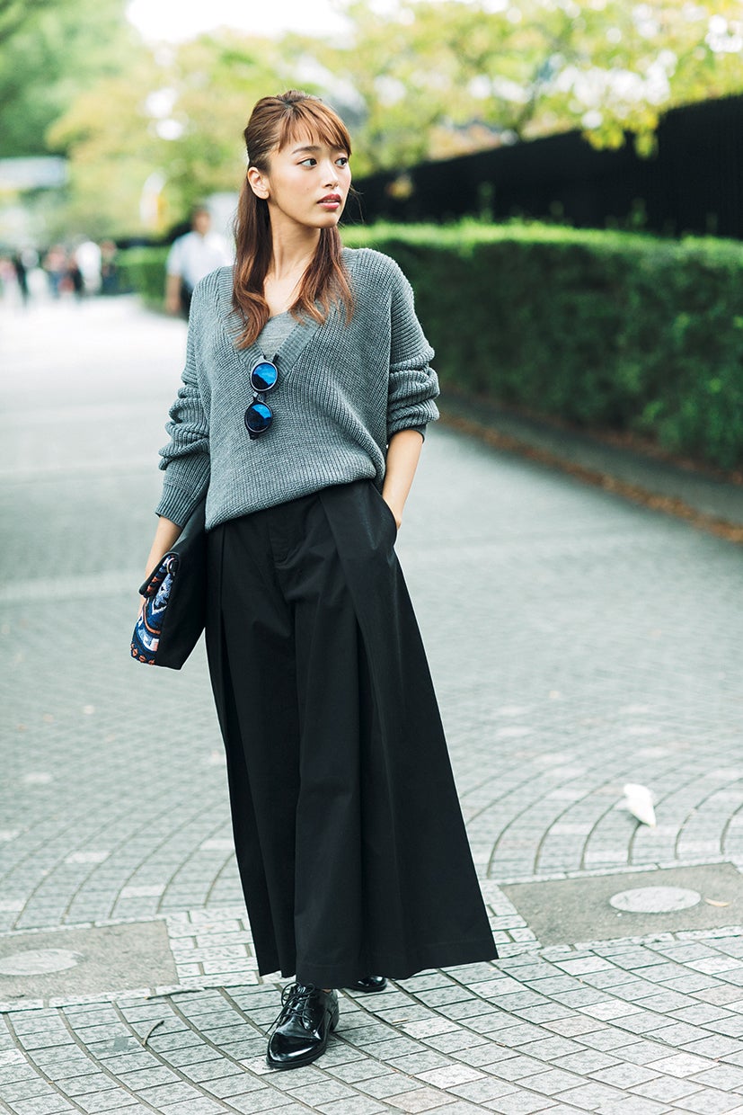 ボリュームニットの“辛コーデ”（画像提供：セブン＆アイ出版）