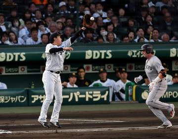 阪神・才木が二回にまさか 遊撃・木浪の失策から2失点 先頭・ダルベックのゴロをファンブル→拾い直して一塁悪送球