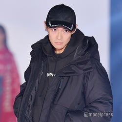 初代バチェラー久保裕丈、「ガルアワ」ランウェイ登場 オールブラックコーデで魅了<GirlsAward 2018 A/W>