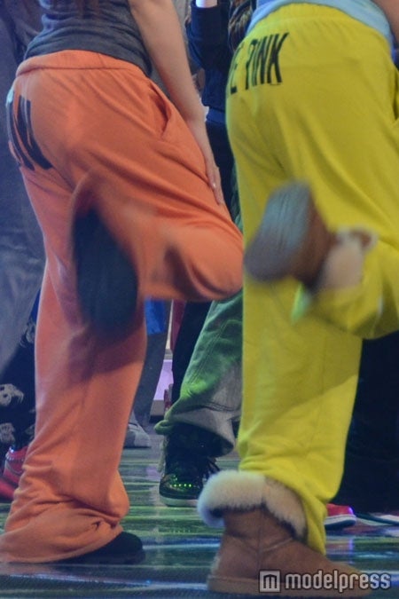 （左）河西智美も色違いを着用していた