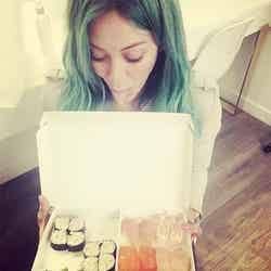 お寿司のランチを前に嬉しそうなヒラリー。Hilary Duff Instagram