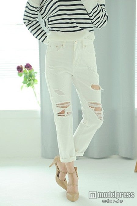 ベージュパンプスでレディに　ライトウォッシュダメージデニム「Netstar」5,400円（税込）