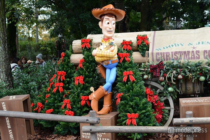 ウッディの横にクリスマスツリー(TDL)