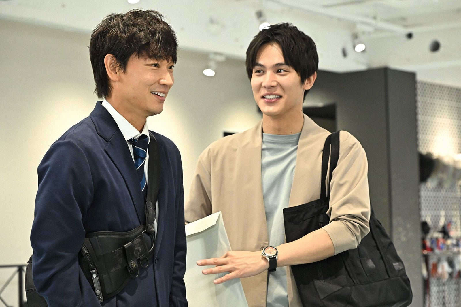 綾野剛、中川大志／「オールドルーキー」第5話より（C）TBS