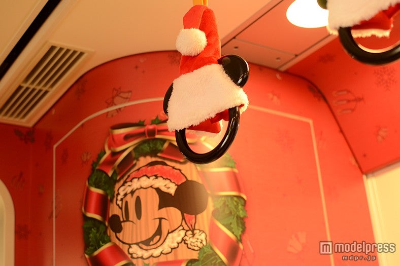 サンタ帽をかぶったミッキー型のつり革「ディズニー・クリスマス・ライナー」