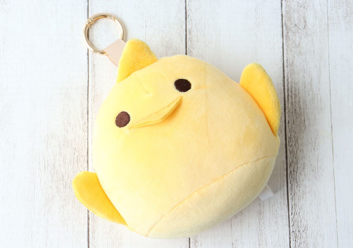 キーホルダー金具付きのぴよりんぬいぐるみチャームのアップ キーホルダー金具付きのぴよりんぬいぐるみチャームのアップ
