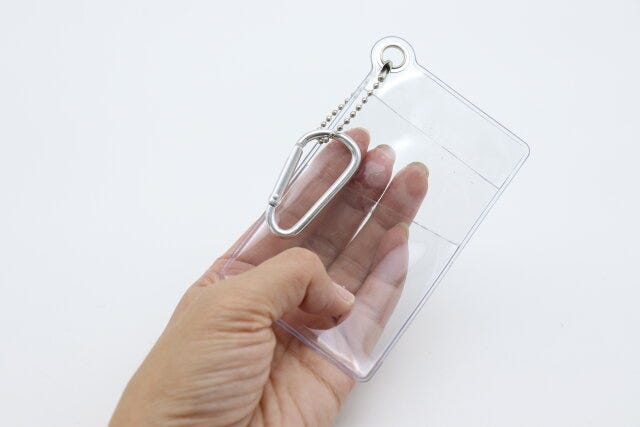 ダイソー IDケース(クリア、乳白、黒) ダイソーの機能的なIDケース(クリア、乳白、黒)