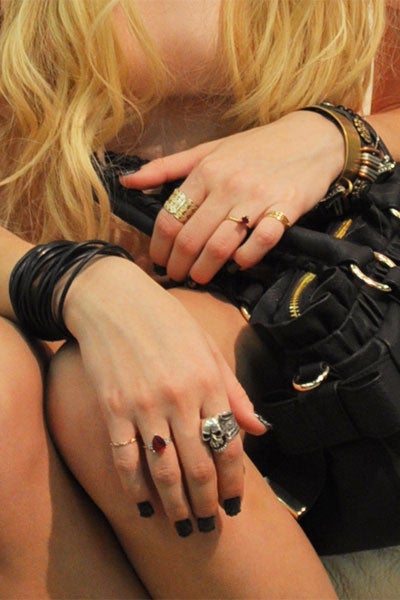 薬指はお気に入りでいつも付けているルビーのリング