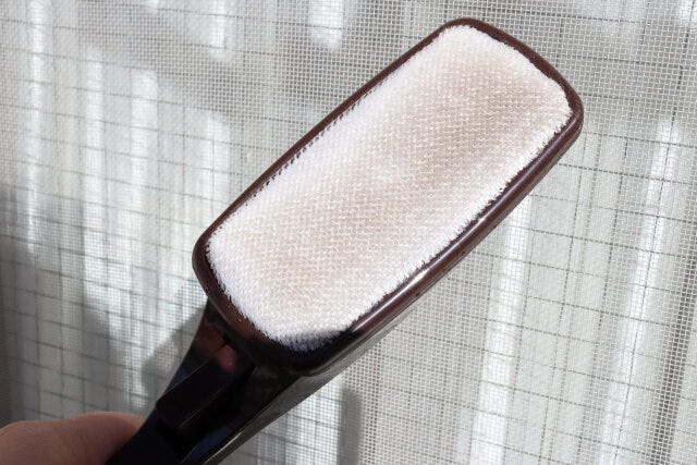 ダイソー 回転式ほこり取り ダイソーの網戸掃除に便利な回転式ほこり取り