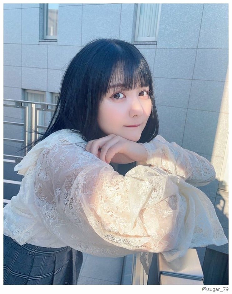 佐藤ノア、黒髪にイメチェンショット披露で反響「可愛すぎる」「透明感すごい」