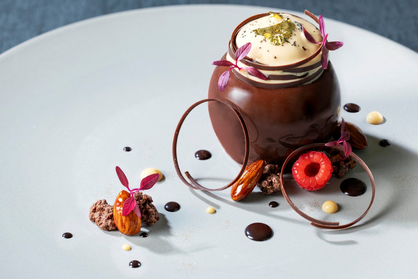 シーズナルケーキセット ¥3,000 期間：2025年11月1日（土）～12月25日（木） （C）Disney