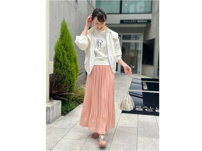 揺れ感のあるピンクのプリーツスカートできれいめフェミニンコーデに　出典：WEAR