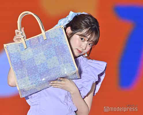 鈴木愛理、バッグからひょっこり“あざと可愛い”ランウェイに観客夢中<GirlsAward 2022 S/S>