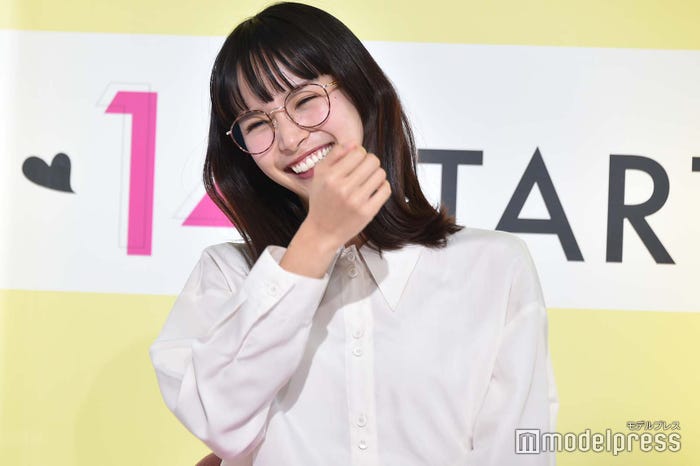 藤ヶ谷太輔のトークに笑いが抑えきれない関水渚 (C)モデルプレス