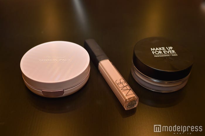 (左から)MISSHA テンションパクト インテンスモイスチャー、NARS ラディアントクリーミーコンシーラー、メイクアップフォーエバー ウルトラHDルースパウダー(C)モデルプレス