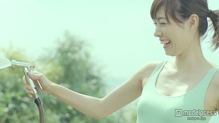 ユニクロの新TVCM「ブラトップ2015」篇より