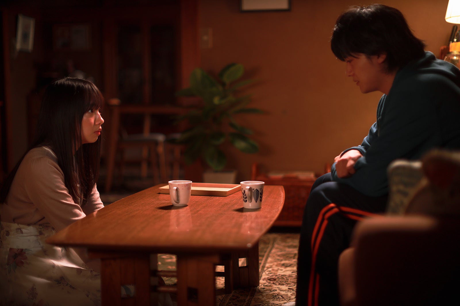 齊藤京子、櫻井海音「泥濘の食卓」第7話より（C）テレビ朝日