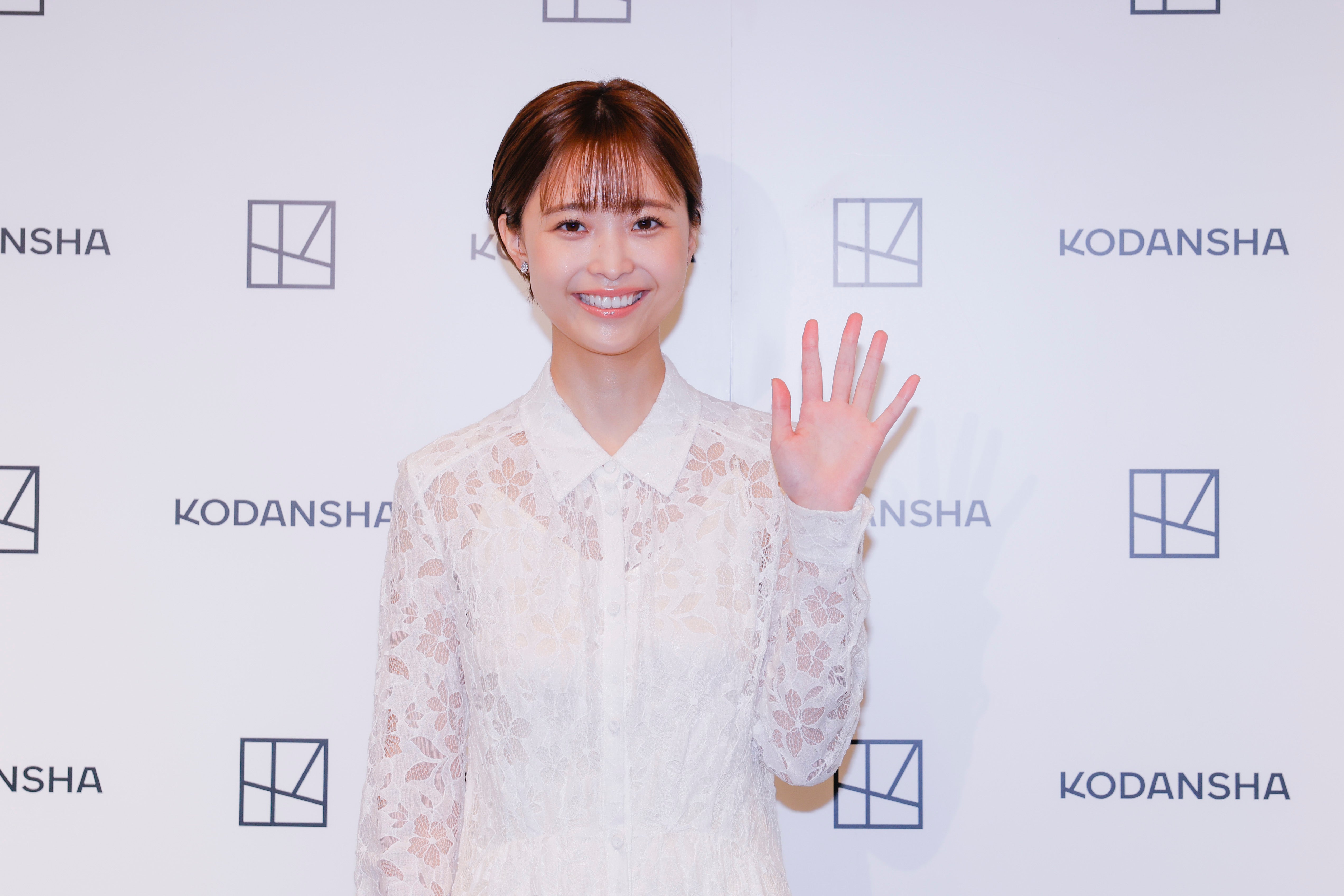 【サイン入り】渡邊渚フォトエッセイ 透明を満たす 渡邊渚 フォトエッセイ 透明を満たす 直筆サイン入り