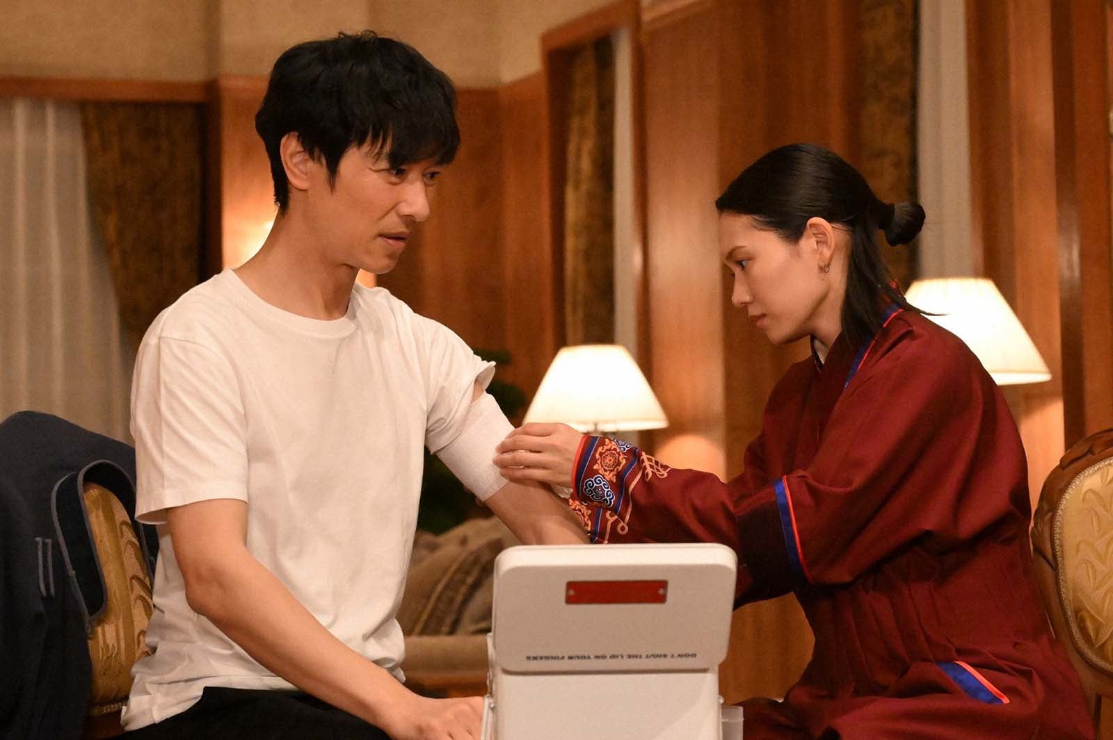 堺雅人、二階堂ふみ「VIVANT」第2話より（C）TBS