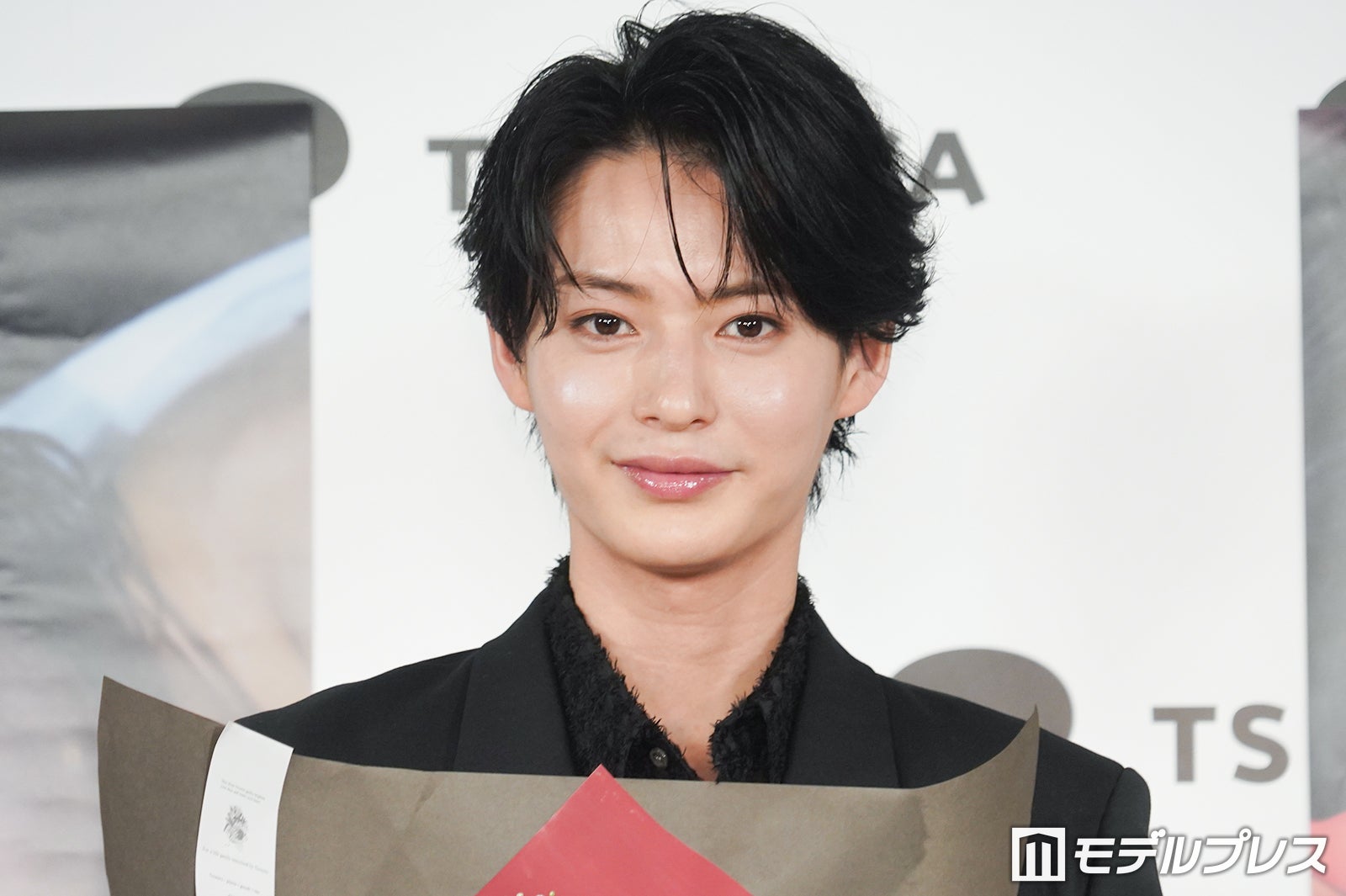 “革命的美男子”冬野心央、1st写真集で美貌披露 ポイントは「目・鼻・口」【Butterfly】