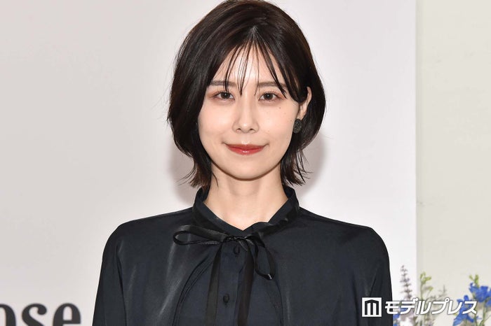 有村藍里「久しぶりに結構ばっさりと髪を切りました」イメチェン姿に反響「小顔が際立つ」「柔らかい雰囲気で素敵」