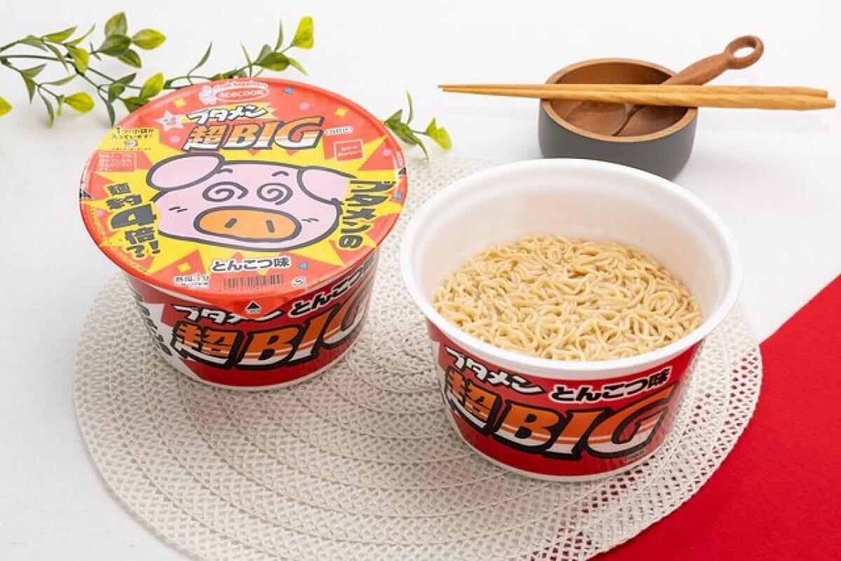 ブタメン超BIGのフタ付きと麺が見えるカップ麺が並べられている様子 ブタメン超BIGのフタ付きと麺が見えるカップ麺が並べられている様子
