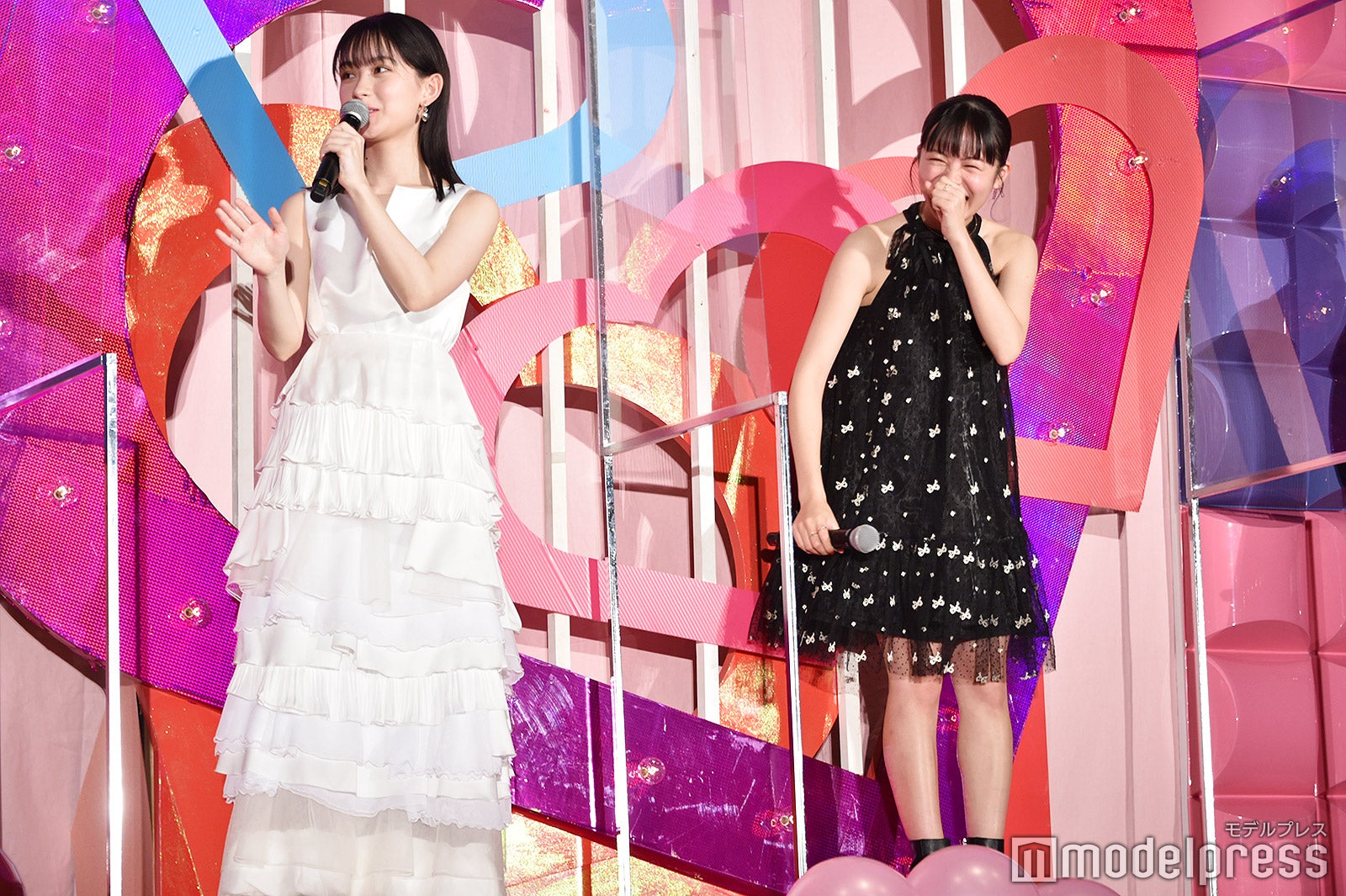 高橋恭平を見守る畑芽育＆莉子（C）モデルプレス