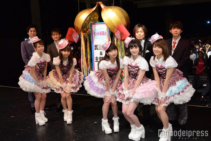 (前列左から)高木紗友希、宮崎由加、植村あかり、宮本佳林、金澤朋子(後列左から)高畑裕太、木下ほうか、つんく♂、吉沢亮(C)モデルプレス