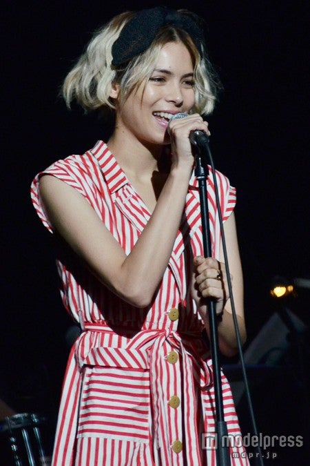 ViViモデル、迫力のある歌声で観客を魅了