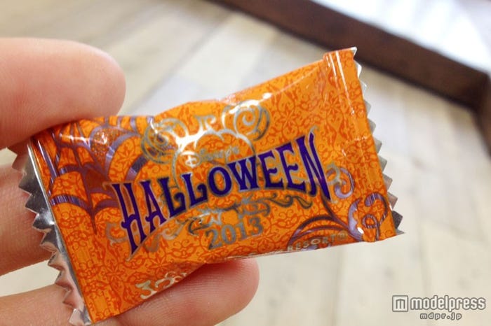 貰ったキャンディには、“2013”と“HALLOWEEN”の文字/東京ディズニーシー