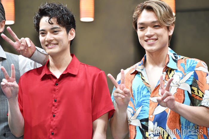 報道陣からのポーズのリクエストに快く笑顔で応えていた中山優馬と原嘉孝(C)モデルプレス