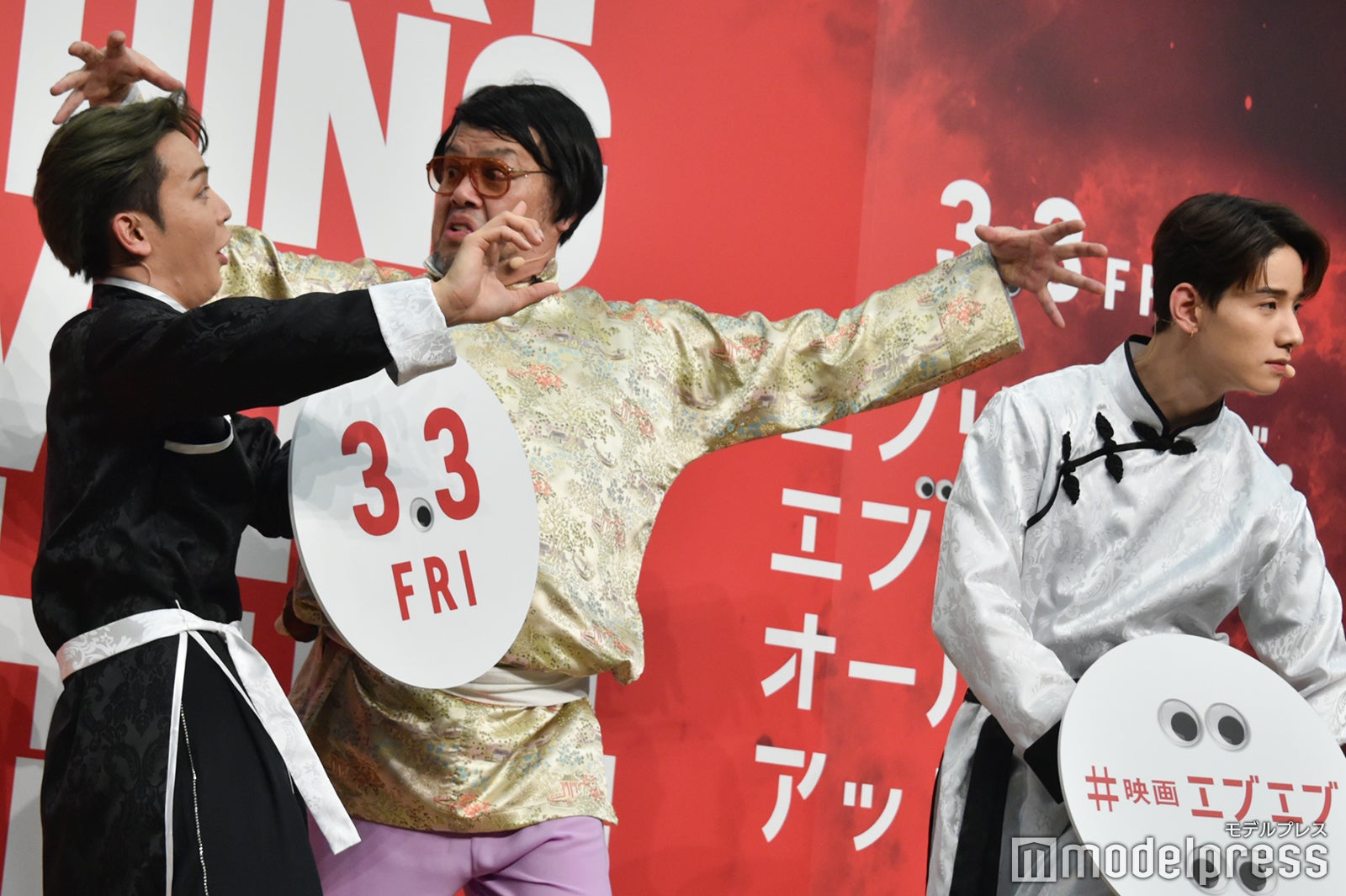 ムービーセッションで変顔対決になっていた與那城奨、くっきー！、後ろの攻防を知らない佐藤景瑚 （C）モデルプレス