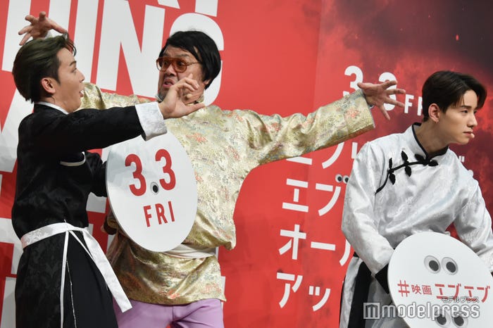 ムービーセッションで変顔対決になっていた與那城奨、くっきー!、後ろの攻防を知らない佐藤景瑚 (C)モデルプレス