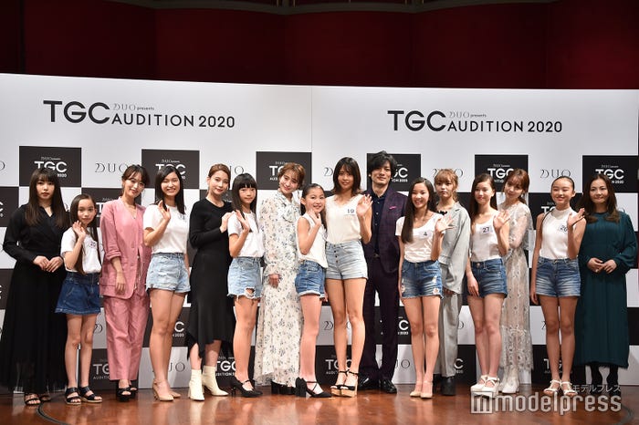 (左から)桜井日奈子、上妻美咲さん、近藤千尋、朝倉百さん、Niki、眞井瑚々那さん、野崎萌香、遠藤こころさん、田中叶夢さん、久保田悠来、荻山こころさん、ねお、名波美海さん、トリンドル玲奈、加蘭桃子さん、華原朋美 (C)モデルプレス