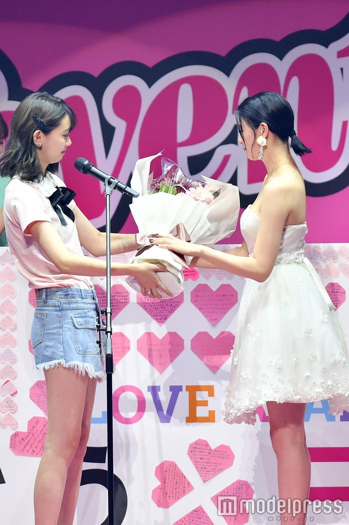 江野沢愛美、三吉彩花(C)モデルプレス