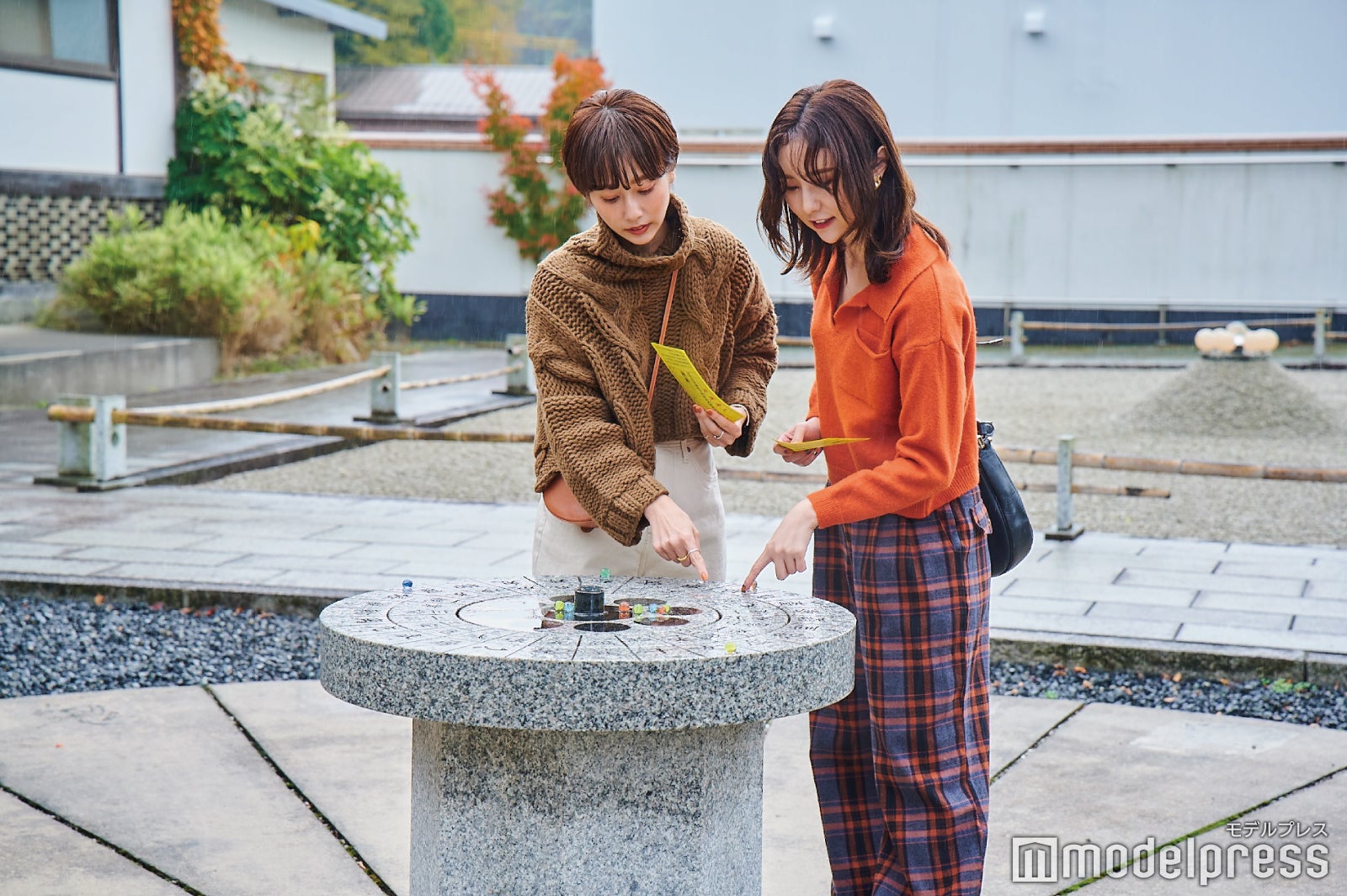 巨大な九曜星占盤へ向かい、自分の星と相手の星の位置を調べ相性を占います（C）モデルプレス