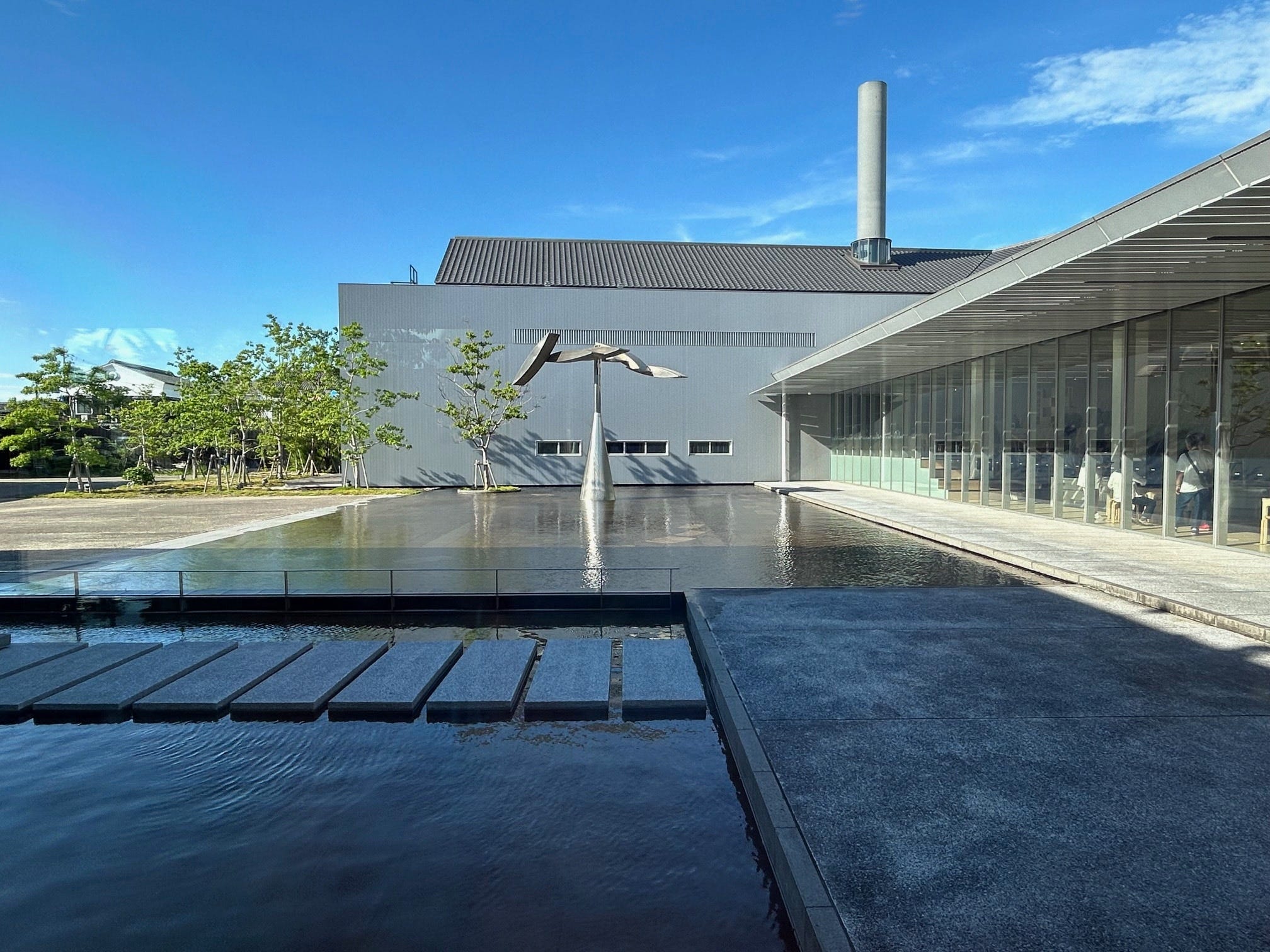 展示鑑賞の合間に中庭の水盤を見て癒される