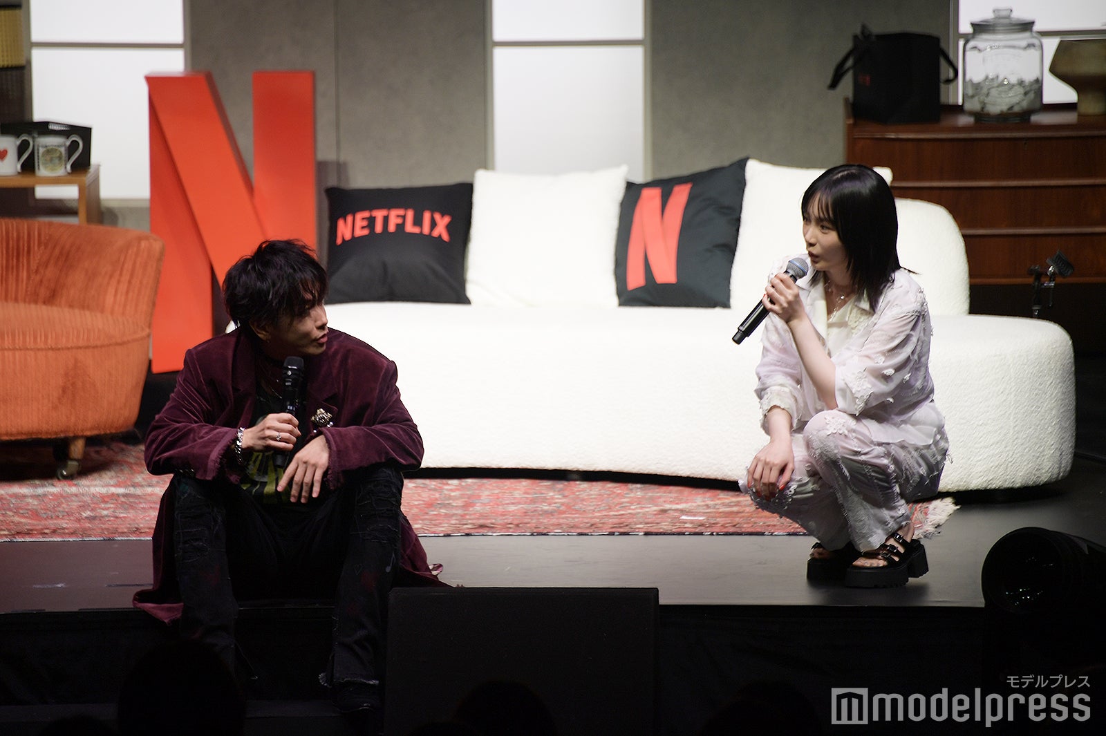 ステージ上で小さくなる佐藤健＆宮崎優（C）モデルプレス