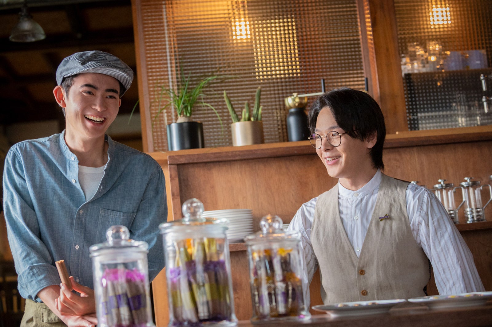 豊田裕大、中村倫也／オフショット（提供写真）