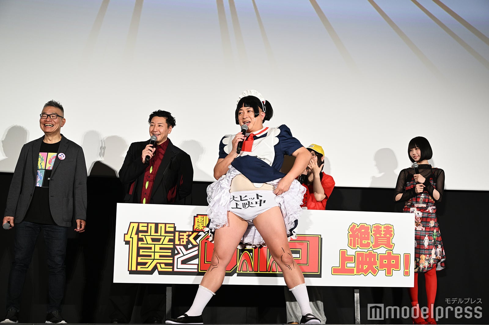 パンツをアピールする松尾駿（C）モデルプレス