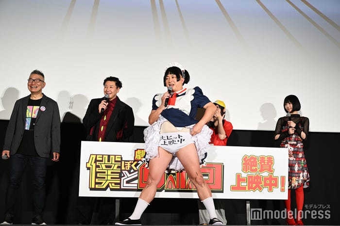 パンツをアピールする松尾駿(C)モデルプレス